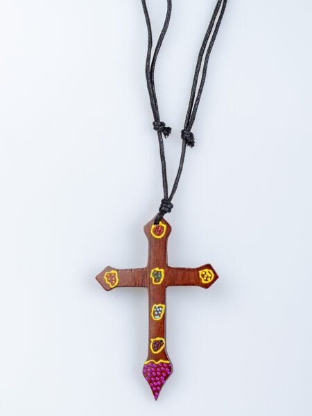 قلادة الصليب الخشبية