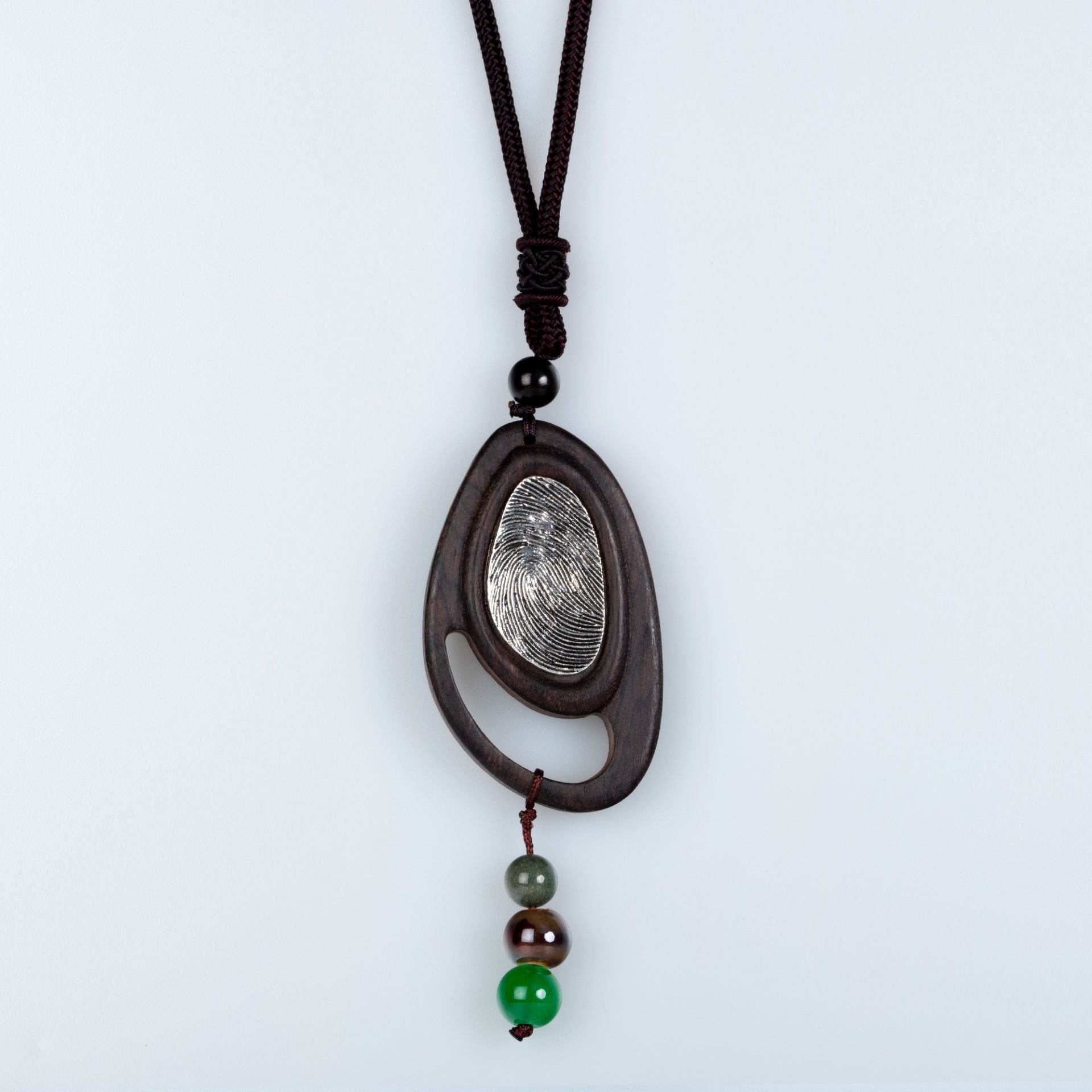 قلادة خشبية عرقية