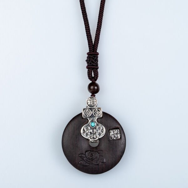 قلادة خشبية عرقية