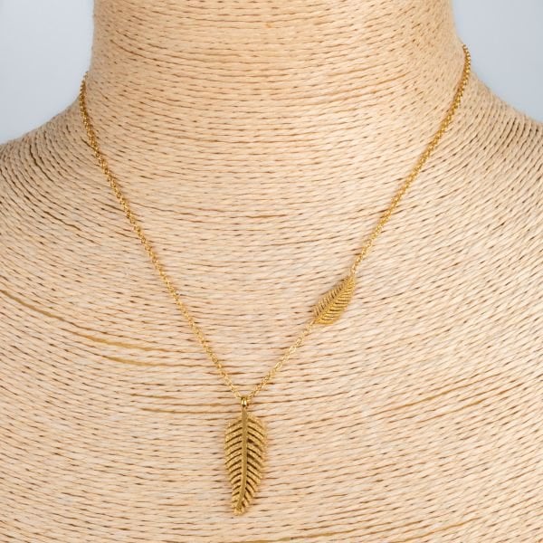 قلادة من سلسلة فولاذية على شكل ورقة شجر