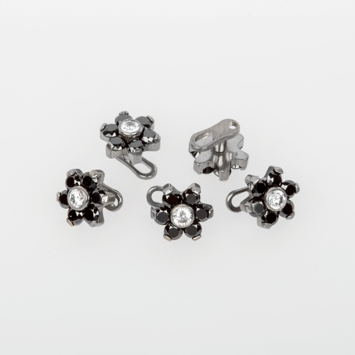 ثقب حجر الزركون الجلدي