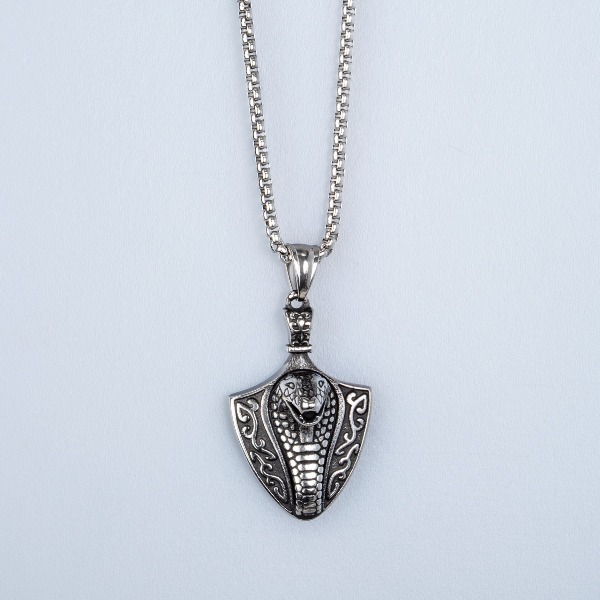 ثعبان قلادة الصلب