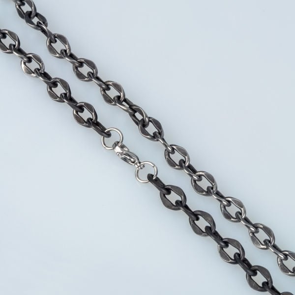 قلادة من سلسلة فولاذية باللون الفحمي