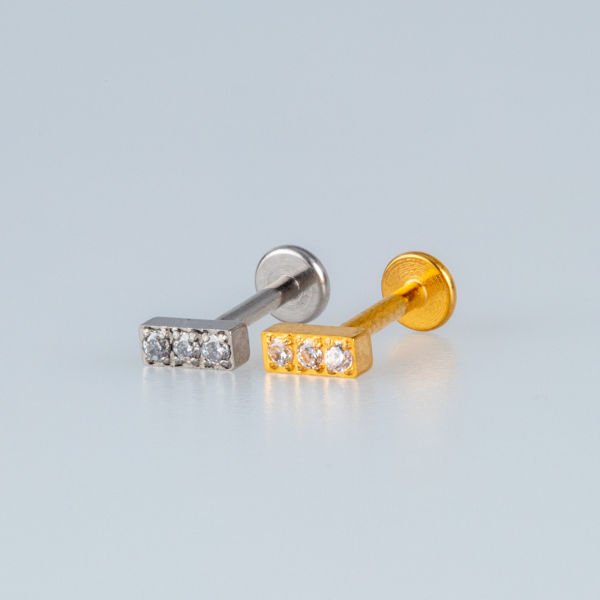 ثقب الأذن بحجر مثلث من الفولاذ