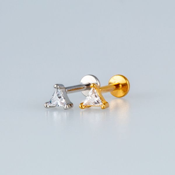 ثقب الأذن بحجر مثلث من الفولاذ