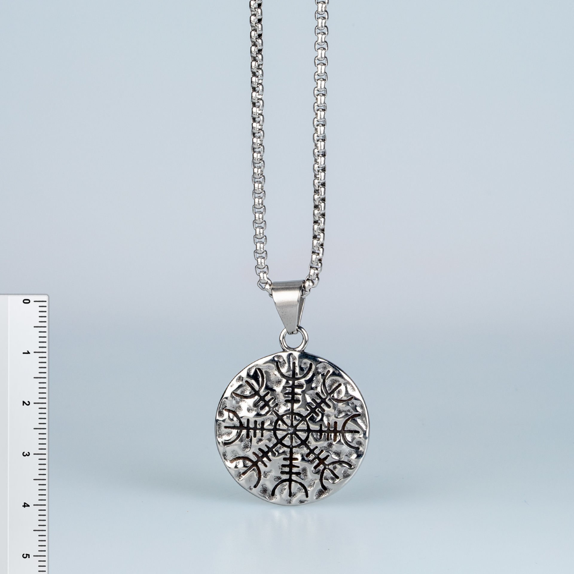 الصلب قلادة