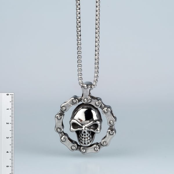 الجمجمة قلادة الصلب