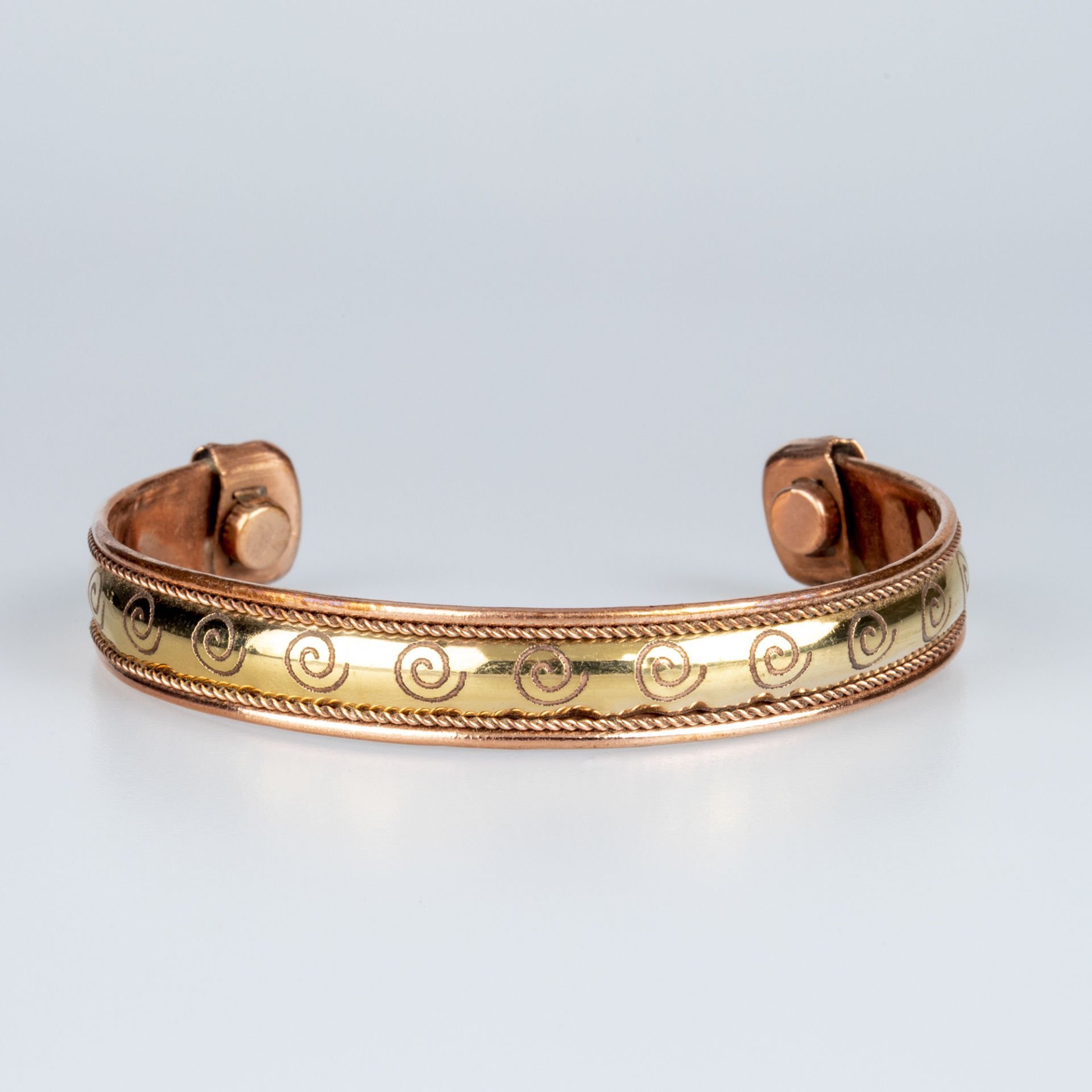 سوار النحاس المغناطيسي