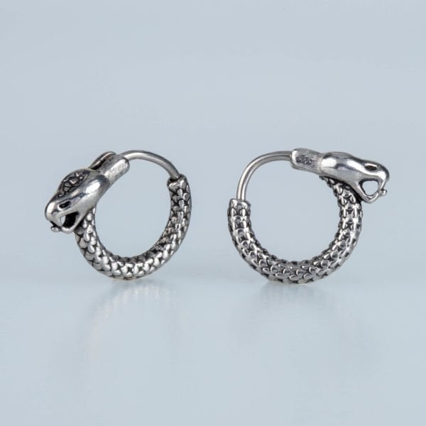 قرط فولاذي على شكل ثعبان مزدوج