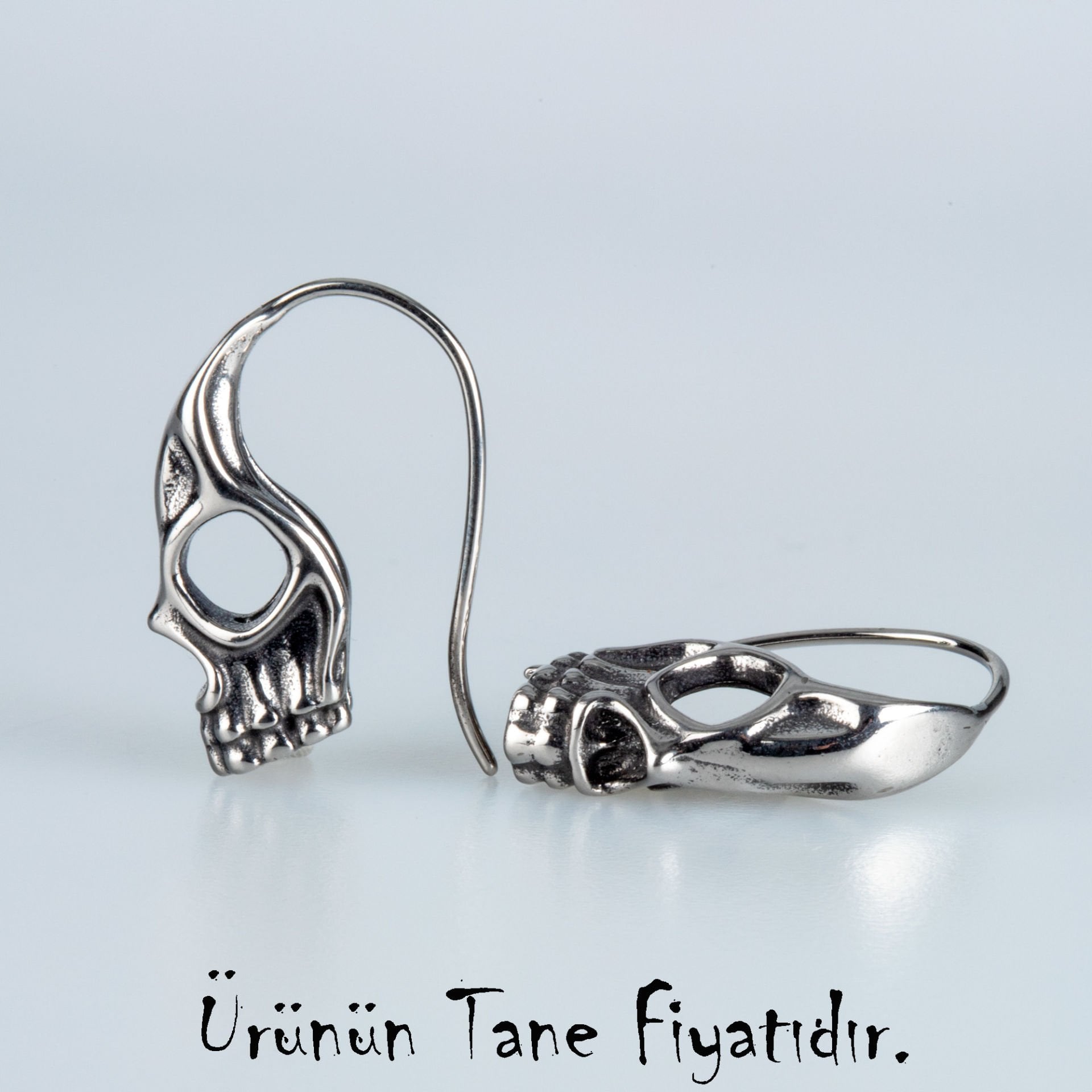 قرط أذن من الفولاذ على شكل جمجمة قوطية - قطعة واحدة