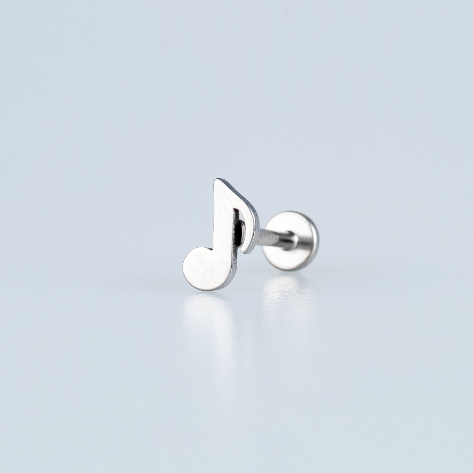 ملاحظة ثقب الأذن الفولاذية