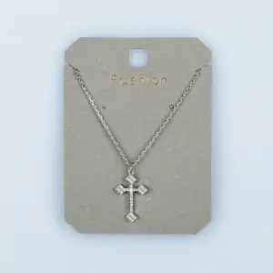 Toptan Kadın Vos Jewelry Gümüş Renk Zirkon Taşlı Haç Kolye